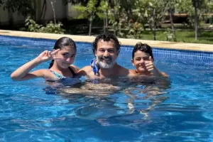 Coşqun Rəhimov nəvələri ilə