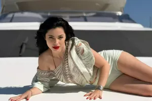 Mervedən bikinidə fotolar