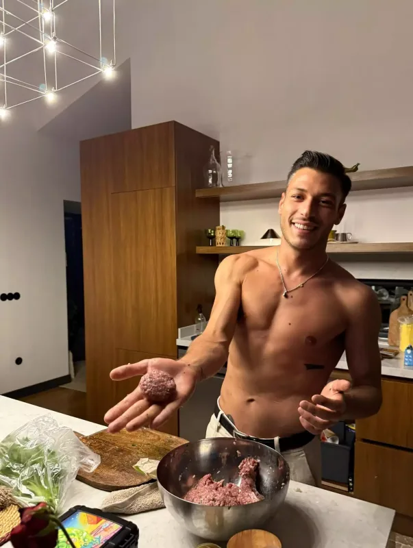 Kubilaydan yarıçılpaq fotolar