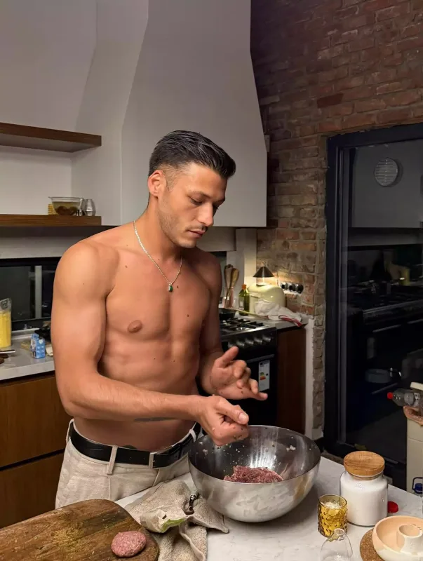 Kubilaydan yarıçılpaq fotolar