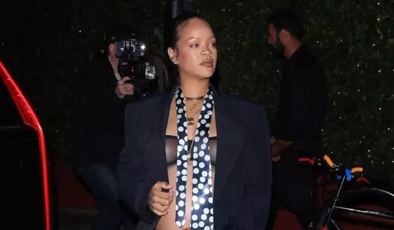 Rihannadan iddialı hamiləlik “look”u