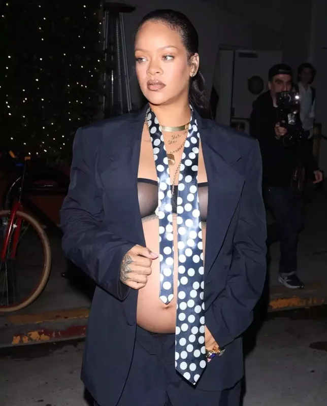 Rihannadan iddialı hamiləlik “look”u