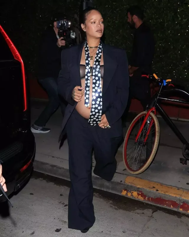 Rihannadan iddialı hamiləlik “look”u