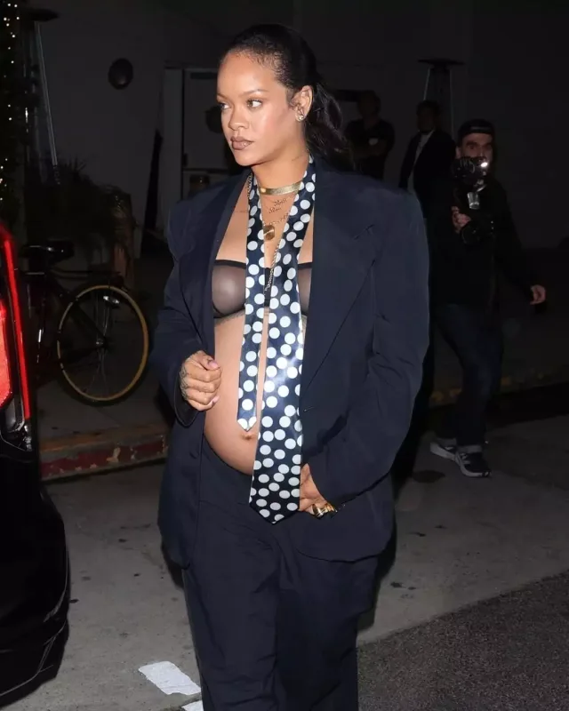Rihannadan iddialı hamiləlik “look”u