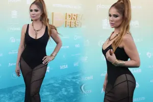 Nigar firuzəyi xalıda transparan geyimdə!