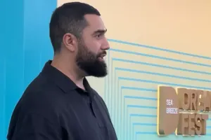 Jah Khalib qırmızı xalıda