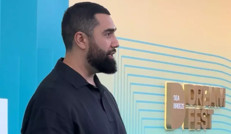 Jah Khalib qırmızı xalıda