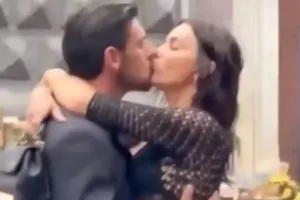 Öpüşmələri gündəm oldu