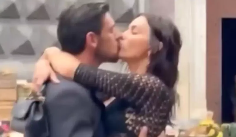 Öpüşmələri gündəm oldu