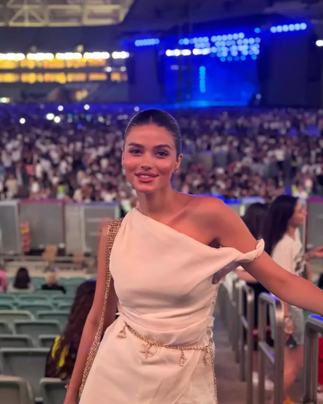 Konsertə kim, nə geyindi?