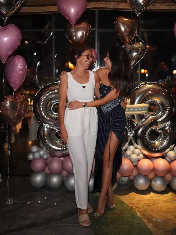 Nəsrinin 43 yaş partisi