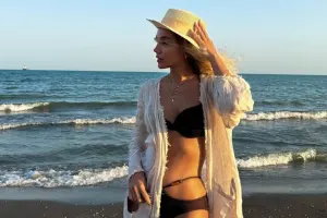 Üzeldən bikinidə fotolar