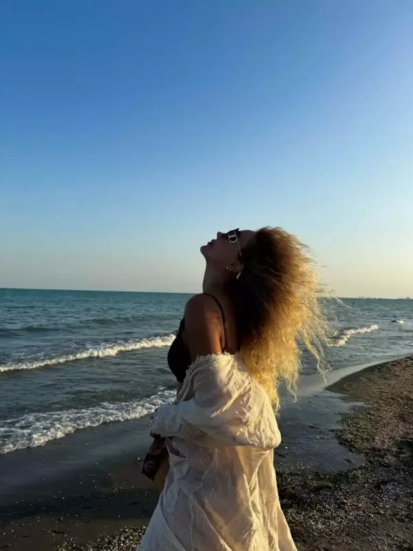 Üzeldən bikinidə fotolar