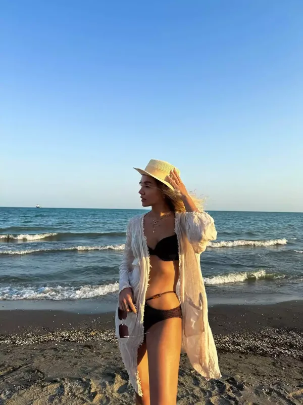 Üzeldən bikinidə fotolar