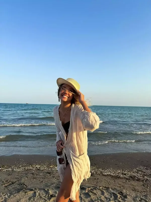 Üzeldən bikinidə fotolar