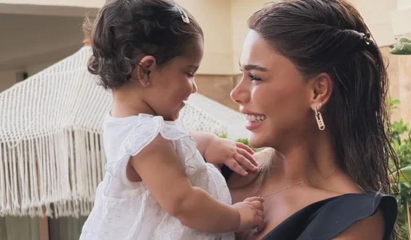 Aysun ilk dəfə qızını paylaşdı