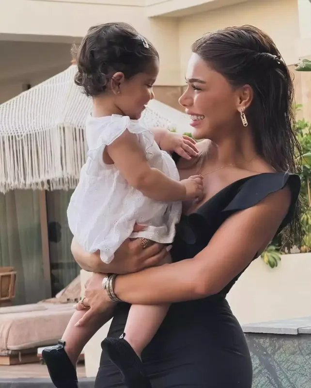 Aysun ilk dəfə qızını paylaşdı