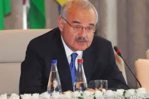 “Güclə beş addım atıram”