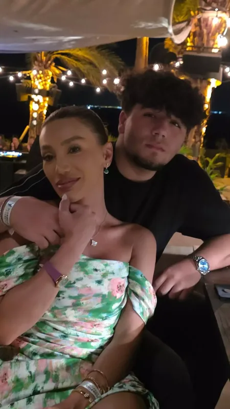 Röya Ayxan oğlu ilə tətildə