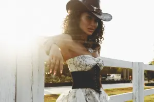 Mehindən kovboy tərzində fotosessiya