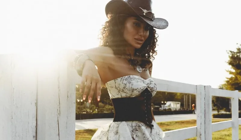 Mehindən kovboy tərzində fotosessiya