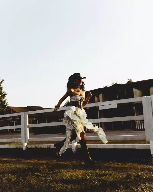 Mehindən kovboy tərzində fotosessiya