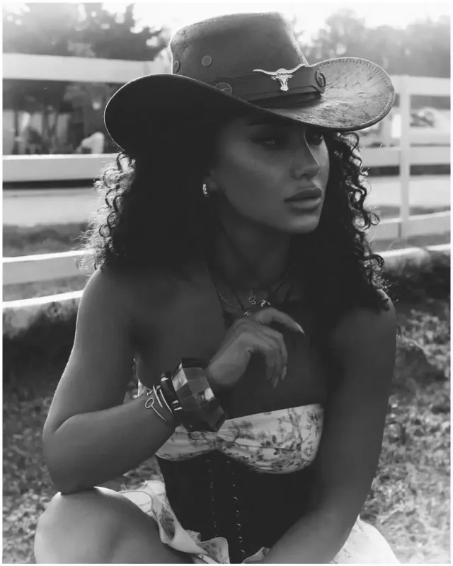 Mehindən kovboy tərzində fotosessiya