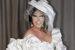 Səhnədə söyüş söydü