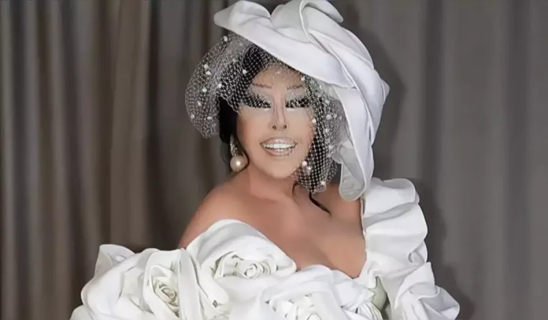 Səhnədə söyüş söydü