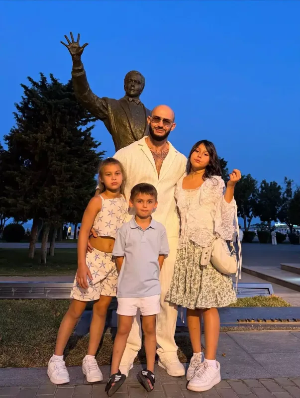 Rus məşhur ailəsi ilə Bakıya gəldi