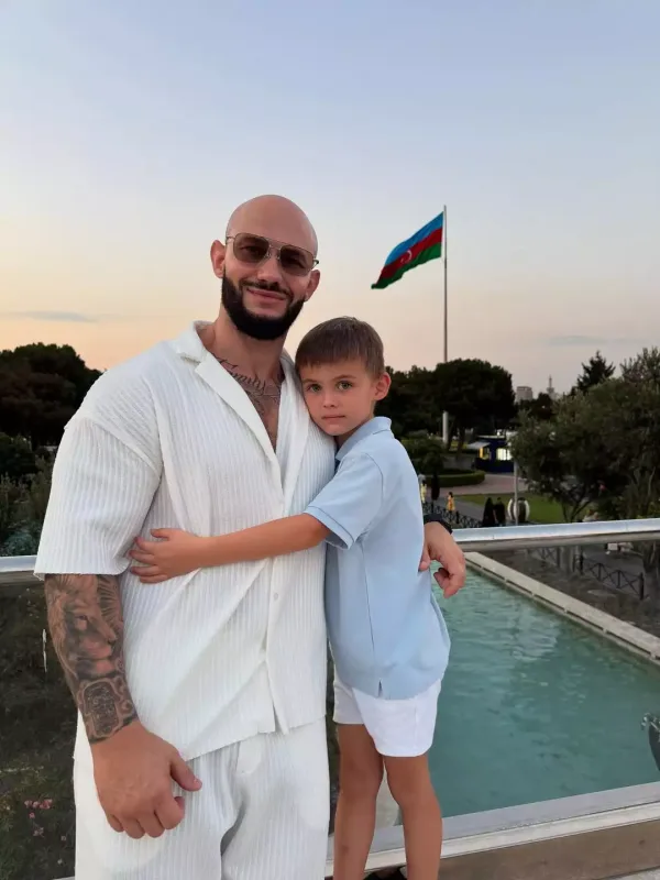 Rus məşhur ailəsi ilə Bakıya gəldi