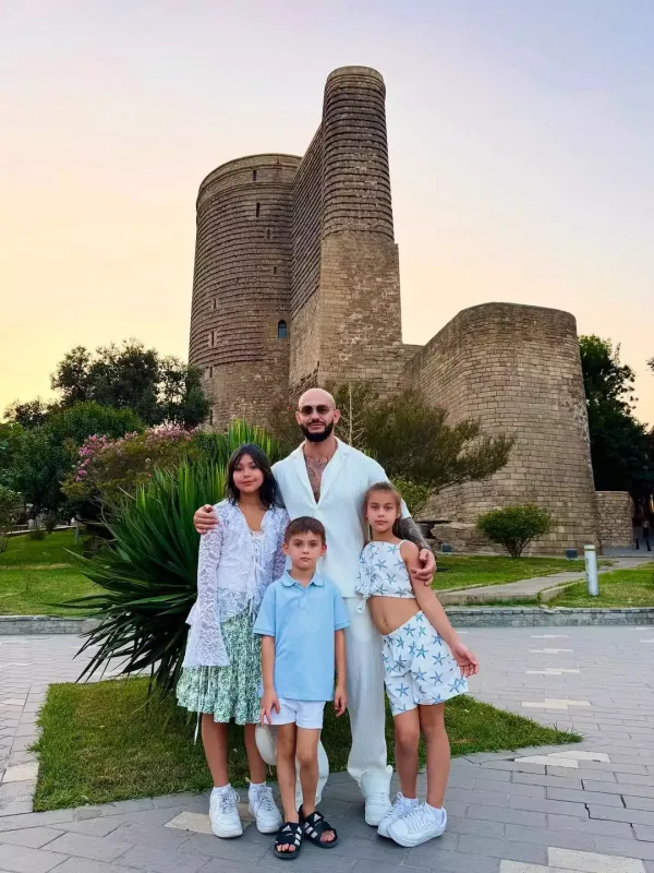 Rus məşhur ailəsi ilə Bakıya gəldi