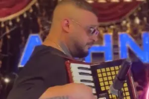 Konsertində “Vağzalı” səsləndirdi