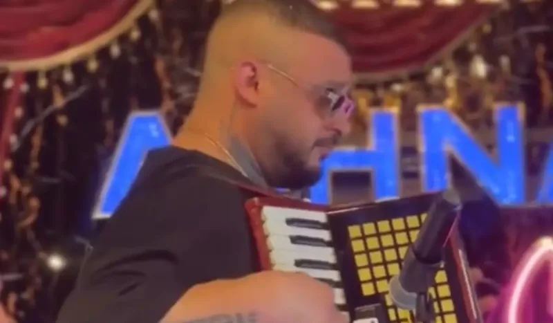 Konsertində “Vağzalı” səsləndirdi