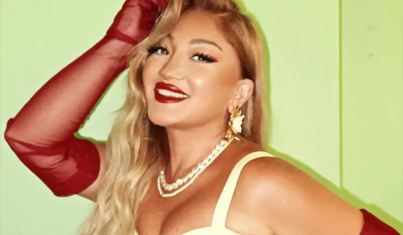 Zümrüd “pin-up” tərzində