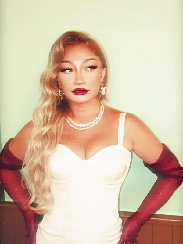 Zümrüd “pin-up” tərzində