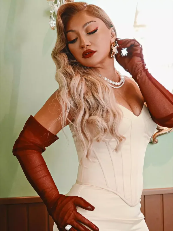 Zümrüd “pin-up” tərzində