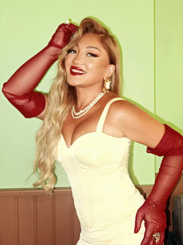 Zümrüd “pin-up” tərzində