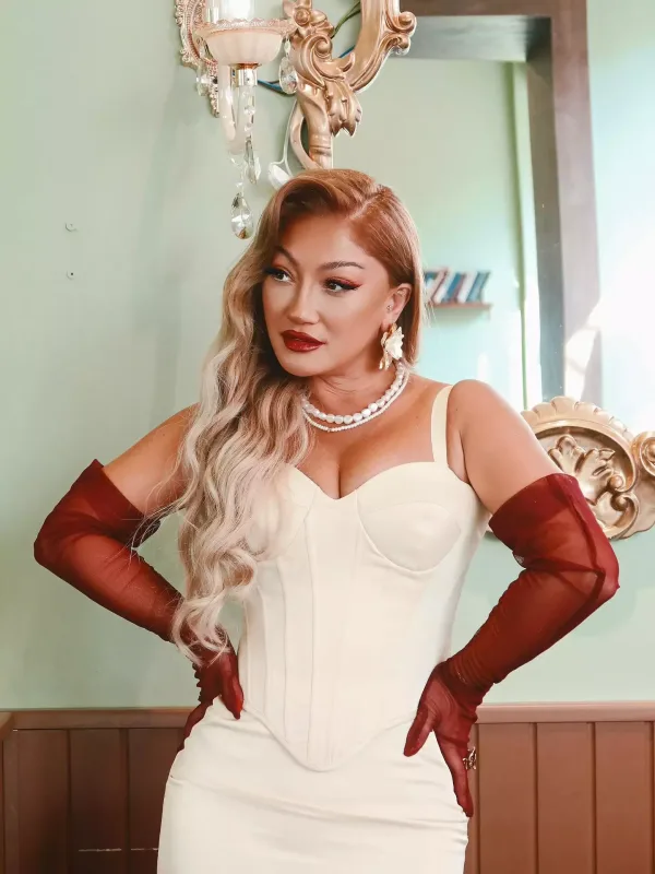 Zümrüd “pin-up” tərzində