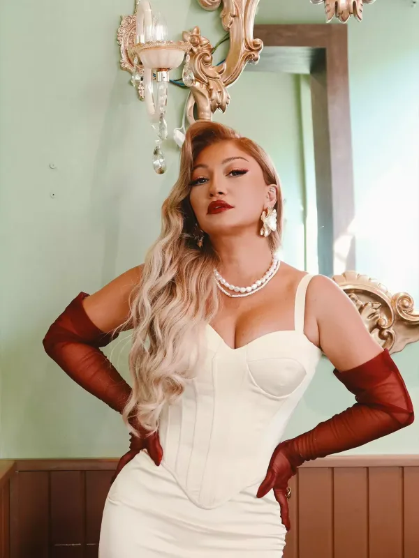 Zümrüd “pin-up” tərzində