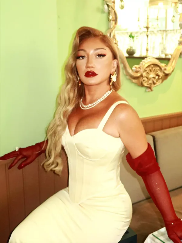 Zümrüd “pin-up” tərzində