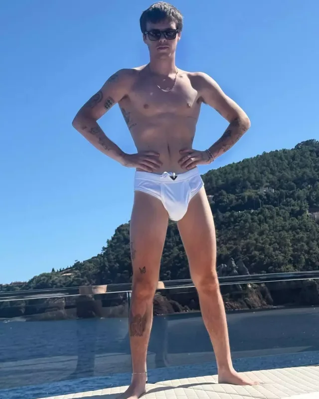 Oğlu özünə toy edən Bekham ailəsi tətildə