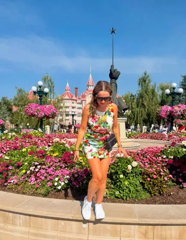 Hadisenin ailəsi ilə “Disneyland” gəzintisi