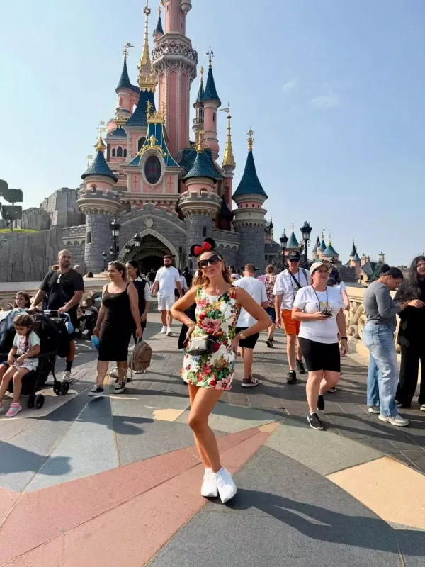 Hadisenin ailəsi ilə “Disneyland” gəzintisi