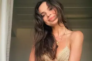 “Uzak Şehir”in ulduzundan bikinidə fotolar