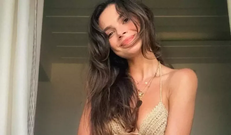 “Uzak Şehir”in ulduzundan bikinidə fotolar