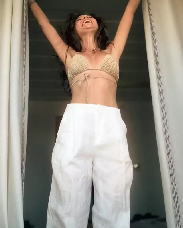 “Uzak Şehir”in ulduzundan bikinidə fotolar