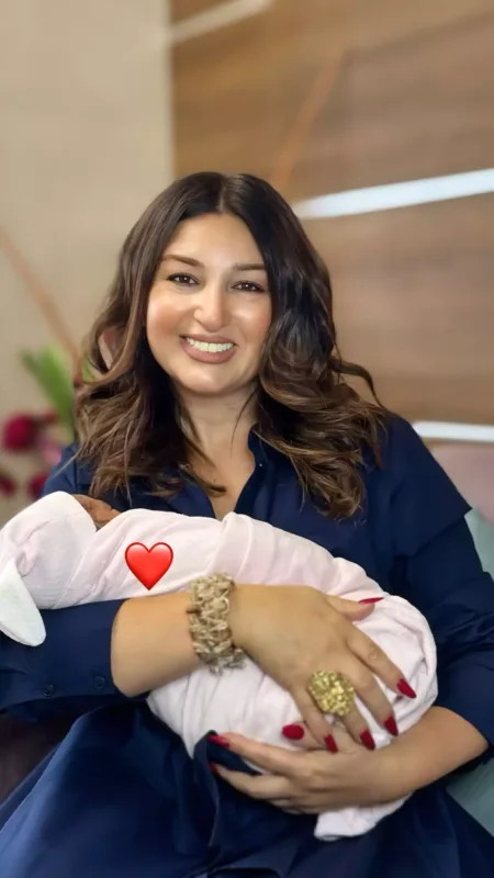 Dilarə Əliyeva yeni doğulan nəvəsi ilə - Foto