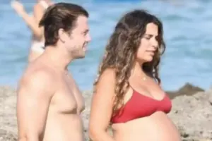 Hamilə xanımı ilə görüntüləndi