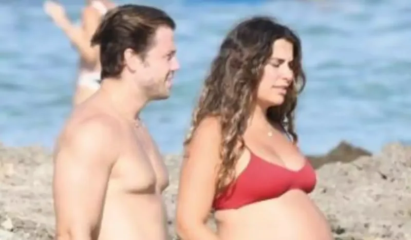 Hamilə xanımı ilə görüntüləndi